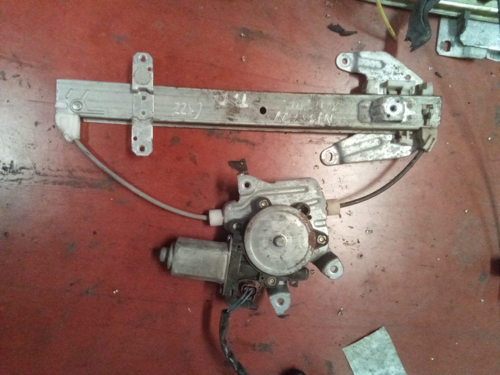 Elevalunas trasero derecho Nissan Xtrail '03