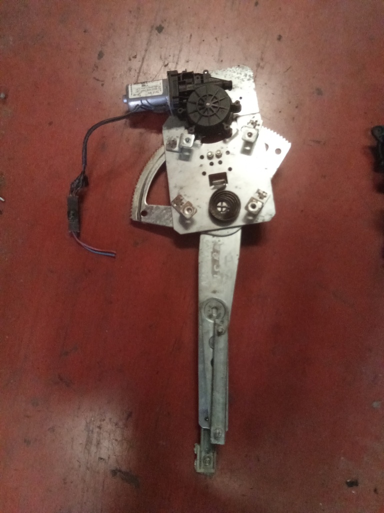 Elevalunas delantero izquierdo Nissan micra '99