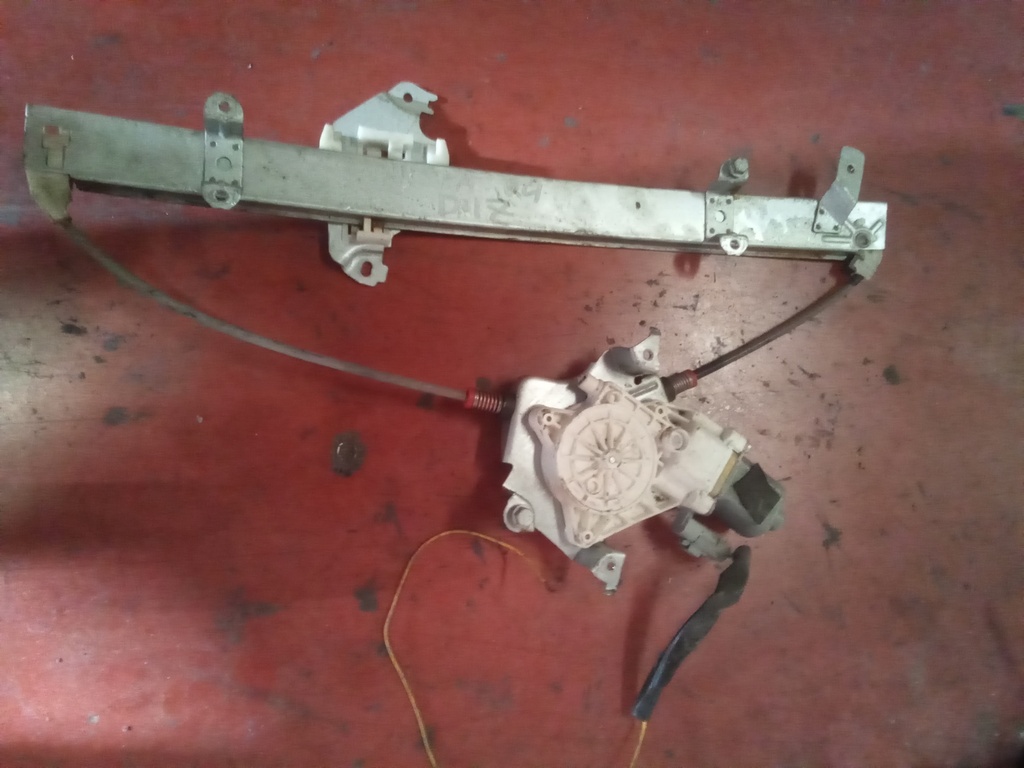 Elevaluna delantero derecho Nissan micra '04