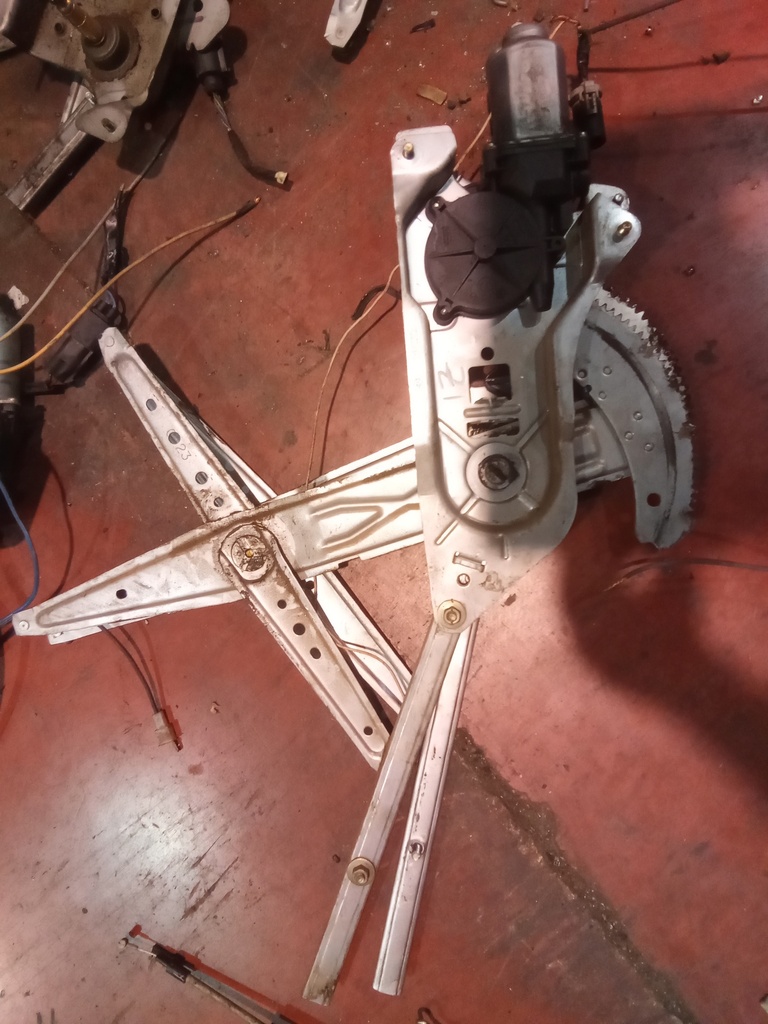 Elevalunas delantero izquierdo Renault Kangoo '00