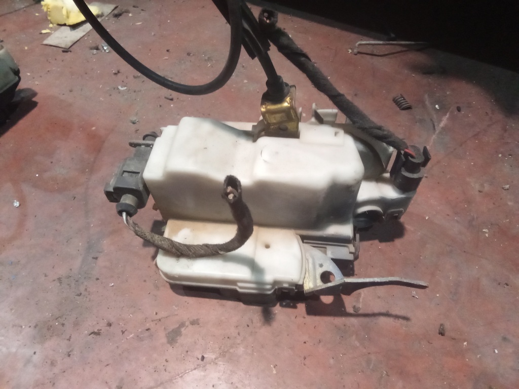 Cerradura delantera izquierda seat Ibiza '99