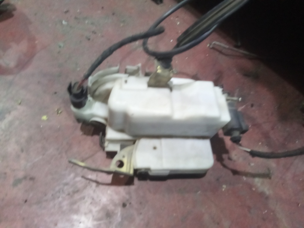 Cerradura delantera derecha seat Ibiza '99