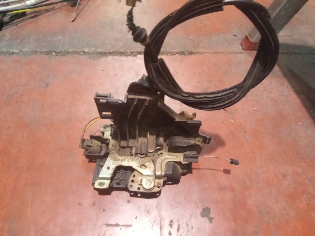 Cerradura delantera izquierda 3p seat arosa '98