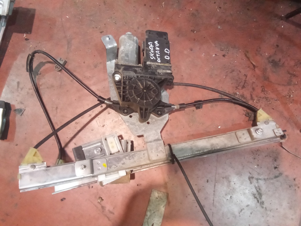 Elevalunas delantero derecho skoda Octavia '00