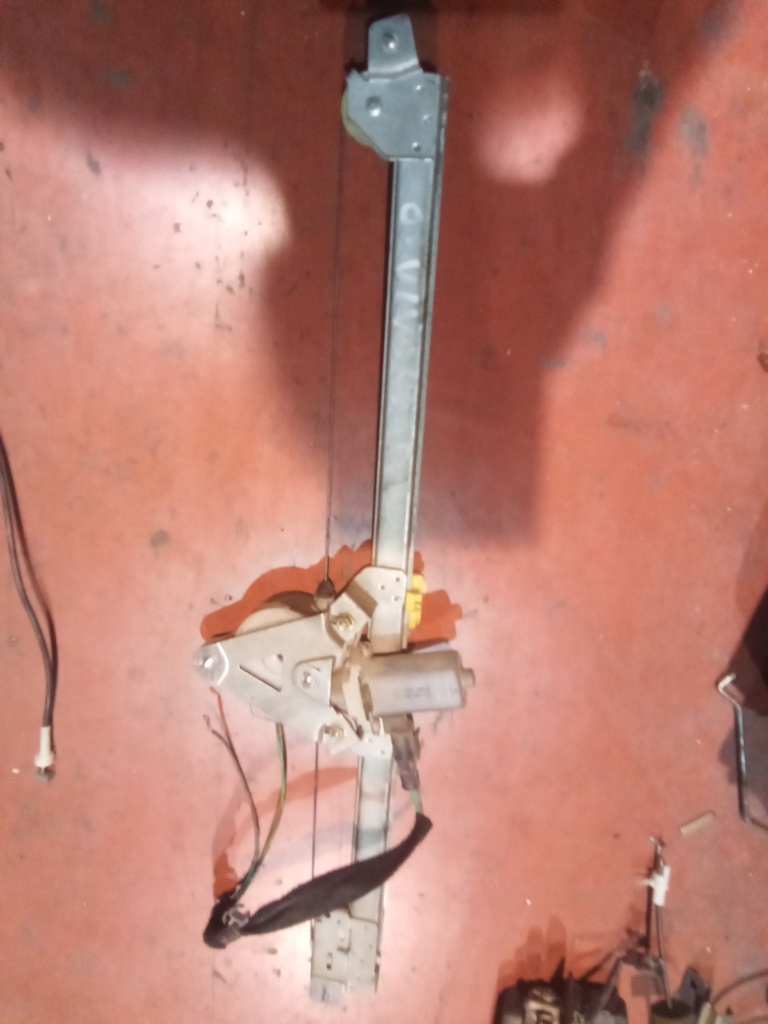 Elevalunas delantero derecho Opel vivaro '04