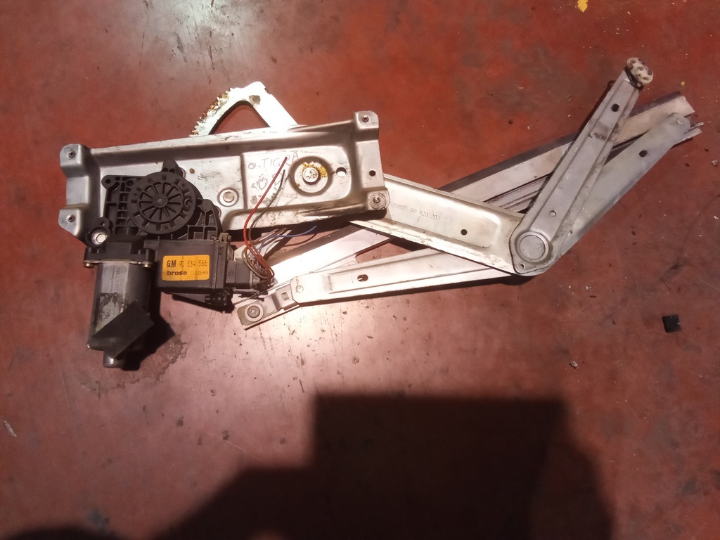 Elevalunas delantero derecho Opel tigra '97