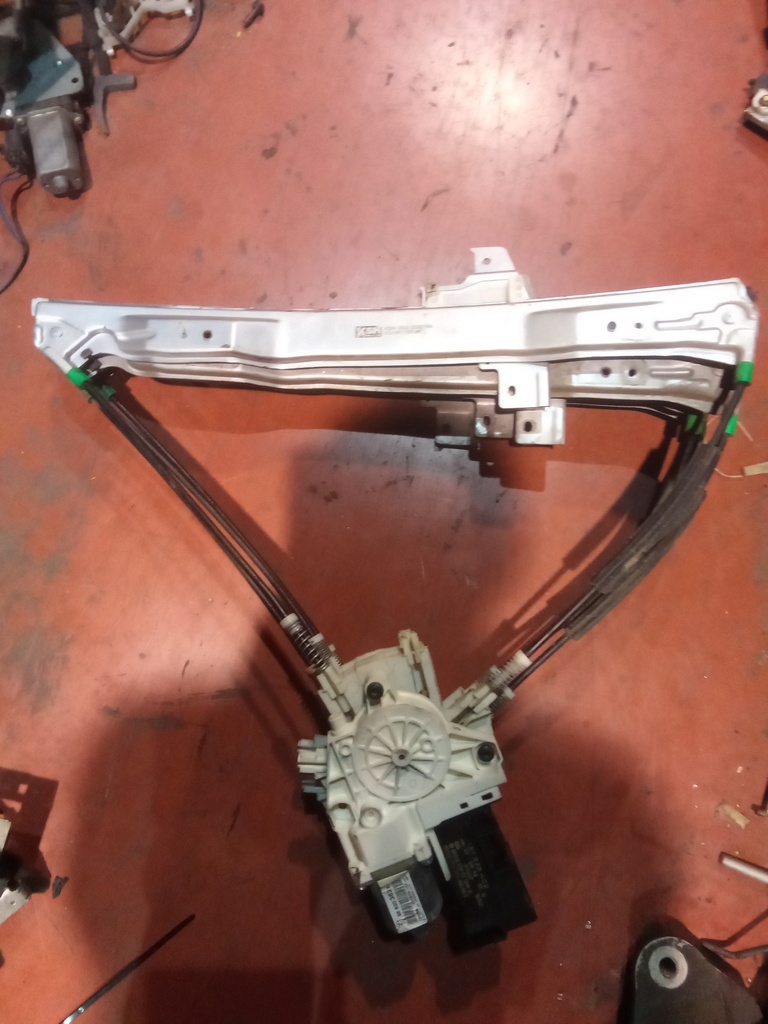 Elevalunas delantero derecho Peugeot 407 '05