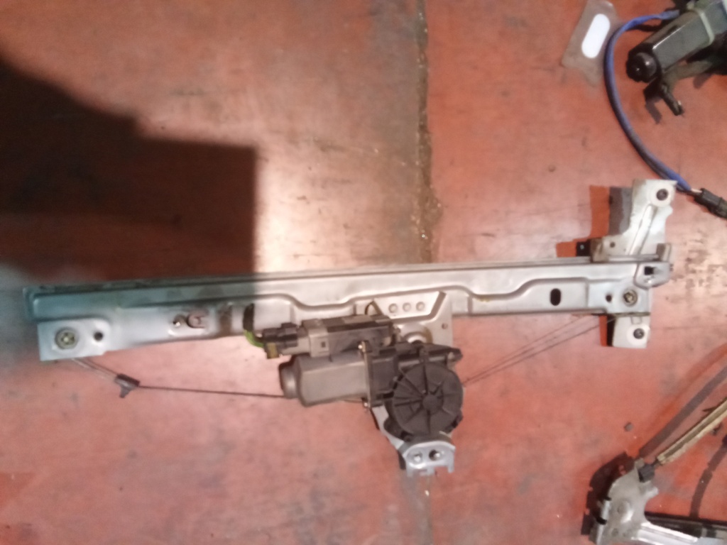 Elevalunas delantero izquierdo Peugeot 207 '07