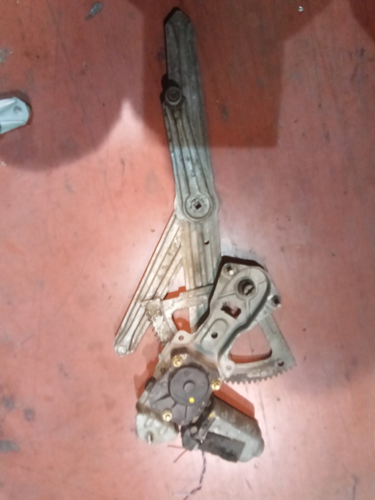 Elevalunas delantero izquierdo Peugeot 205 '96