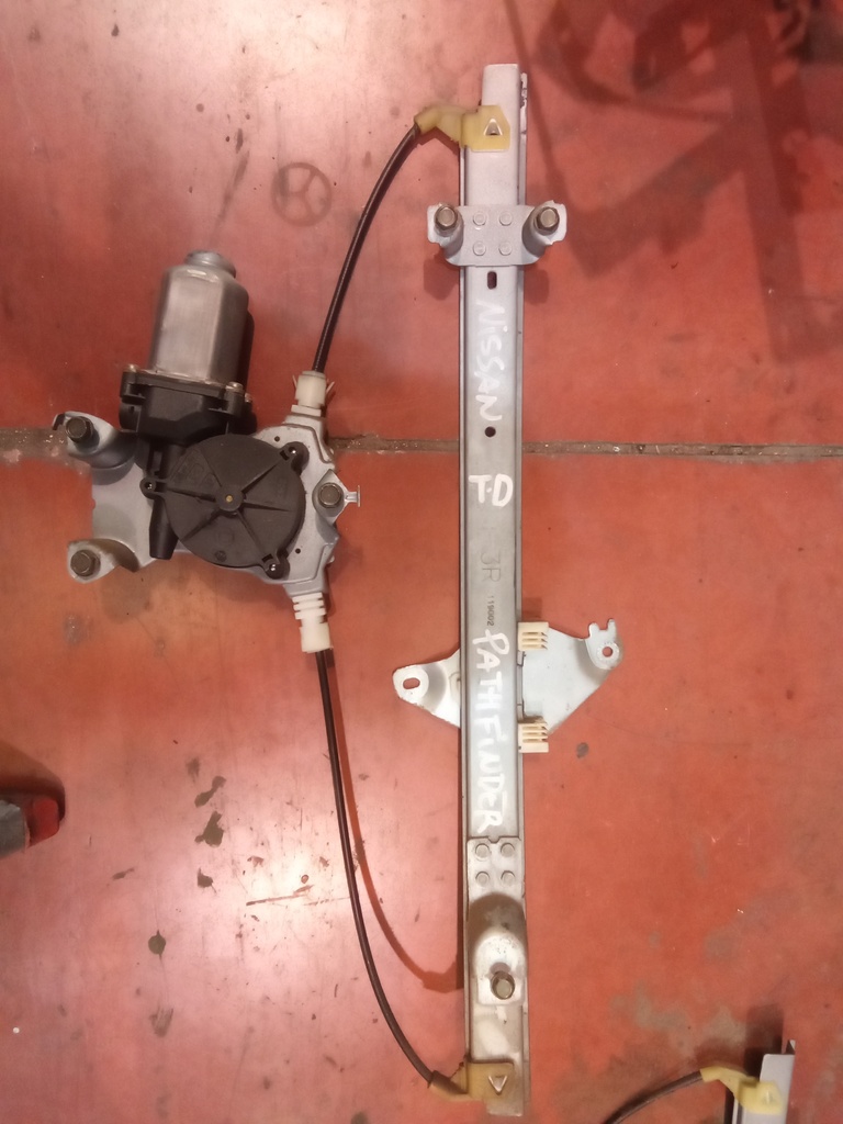 Elevalunas trasero derecho Nissan pathfinder '07