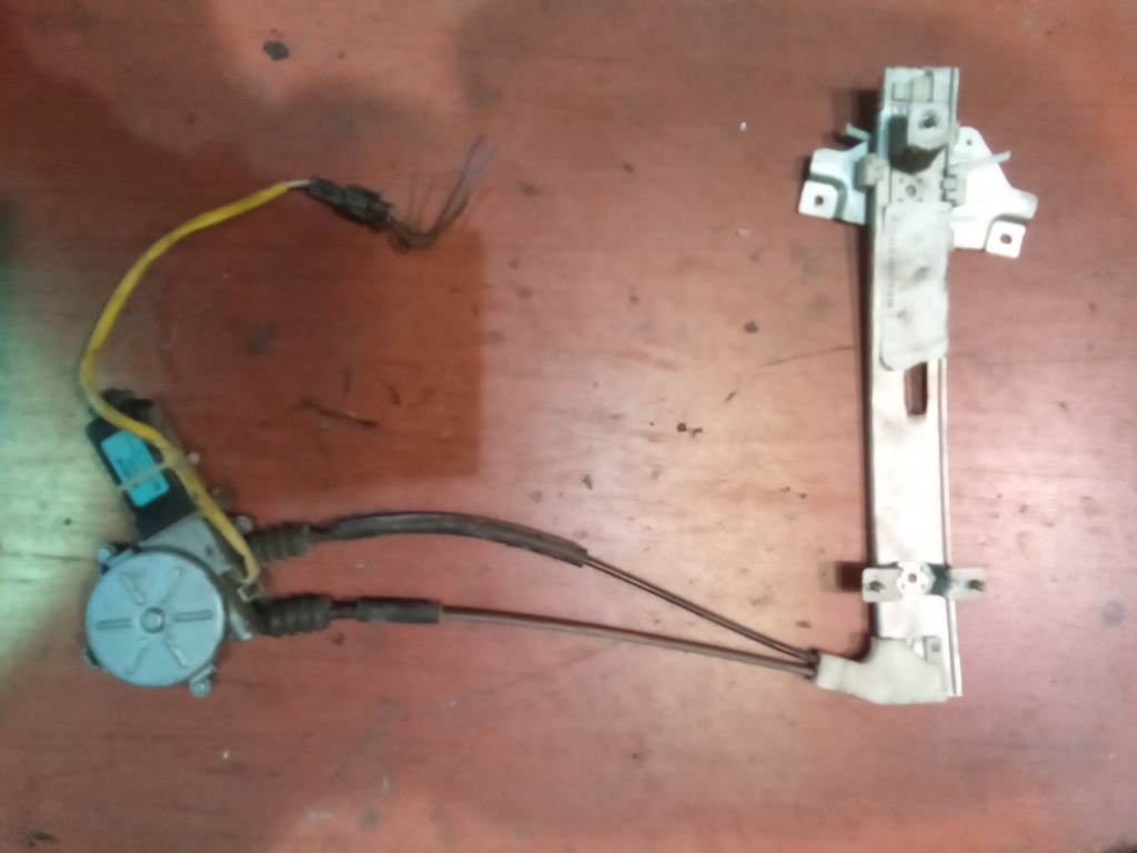 Elevalunas trasero izquierdo Kia sephia '01