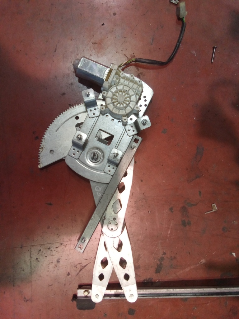 Elevalunas delantero izquierdo rover serie 400 '95