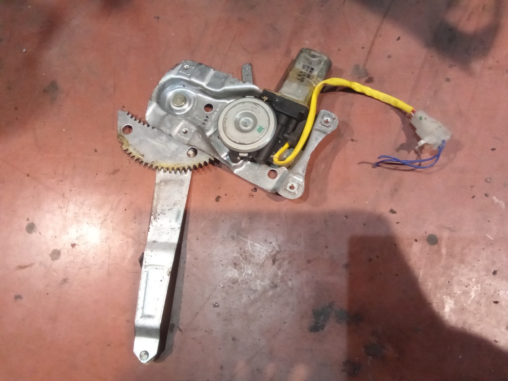 Elevalunas trasero izquierdo mazda demio '99