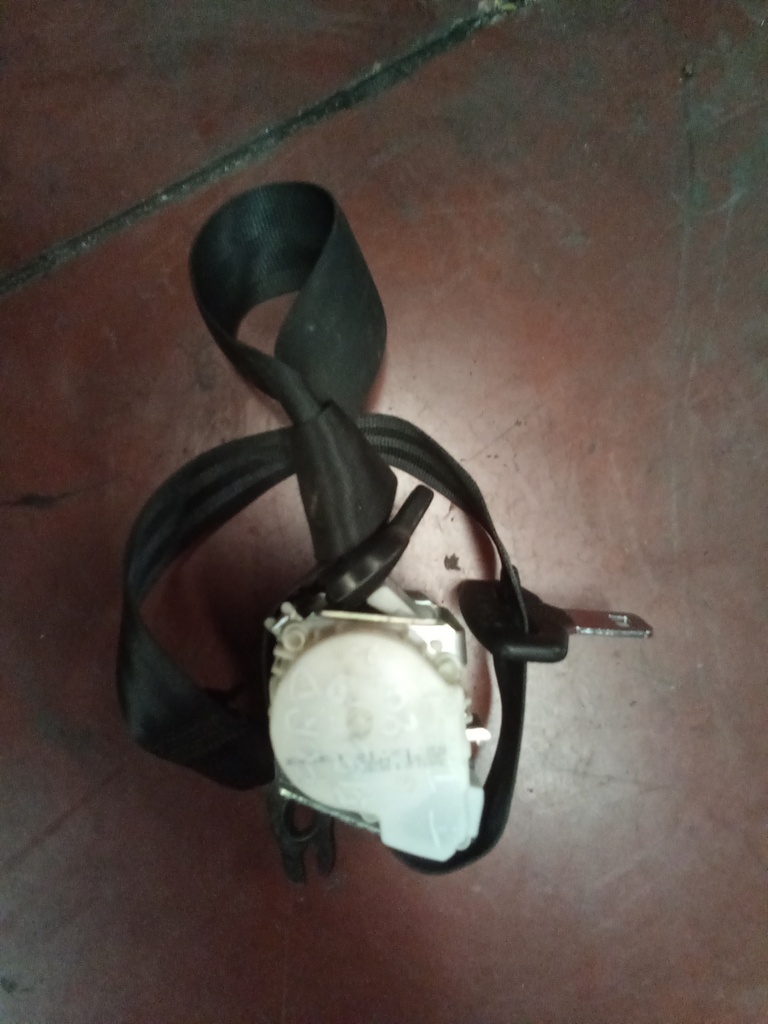 Cinturon trasero izquierdo ford fiesta '10