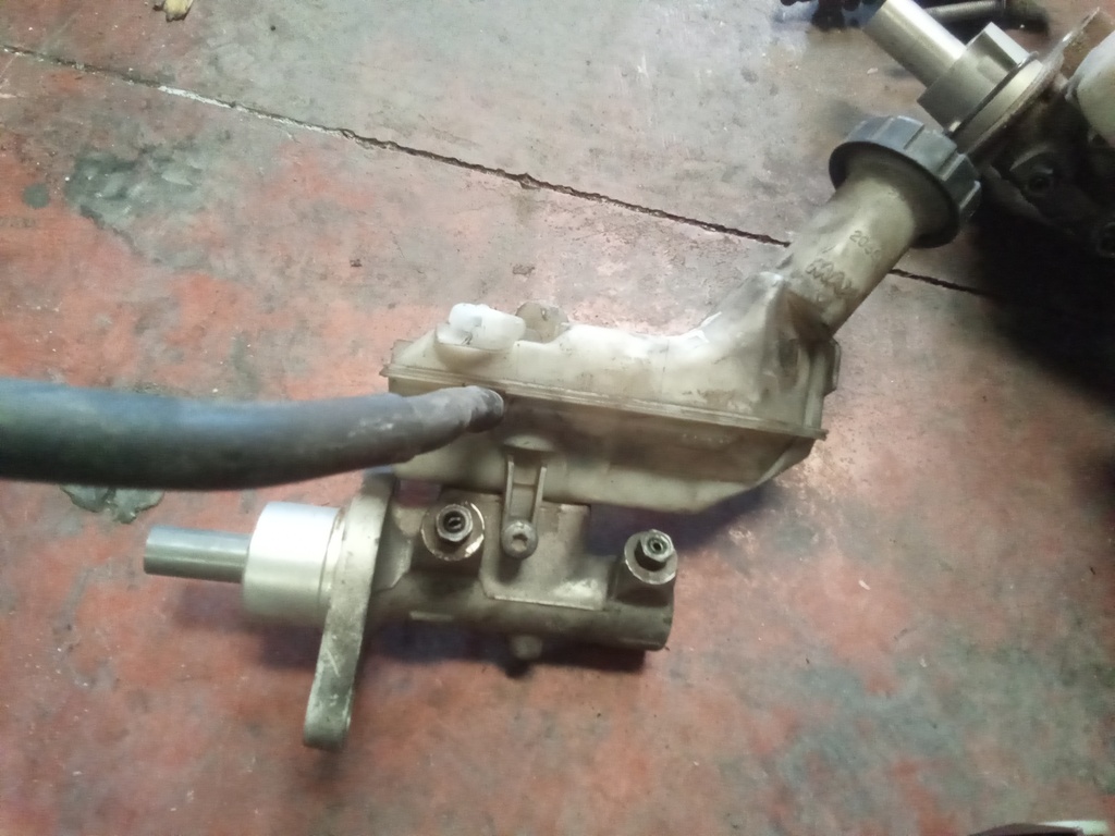 Bomba de freno Nissan micra 1.2 gasolina '03