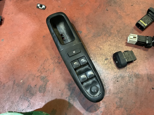 [Sin referencia] Botonera eleva lunas izquierda peugeot 406 ‘03