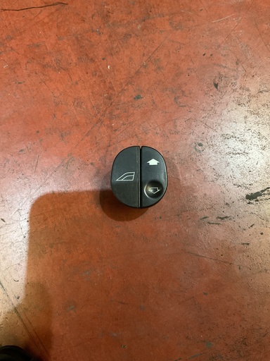 [Sin referencia] Botonera eleva lunas derecha ford fiesta ‘00