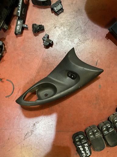 [Sin referencia] Botonera eleva lunas derecha ford fiesta ‘00