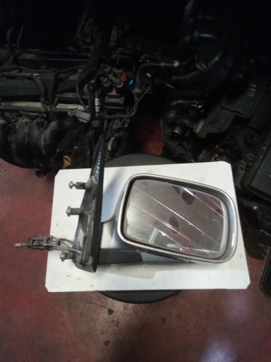 [010388] Retrovisor derecho manual skoda felicia '94