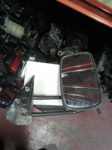 Retrovisor derecho nissan trade '97