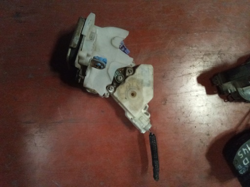 Cerradura trasera derecha Nissan x-trail '03