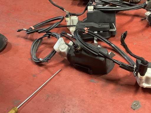 [Sin referencia] Cerradura trasera derecha lancia thesis ‘02