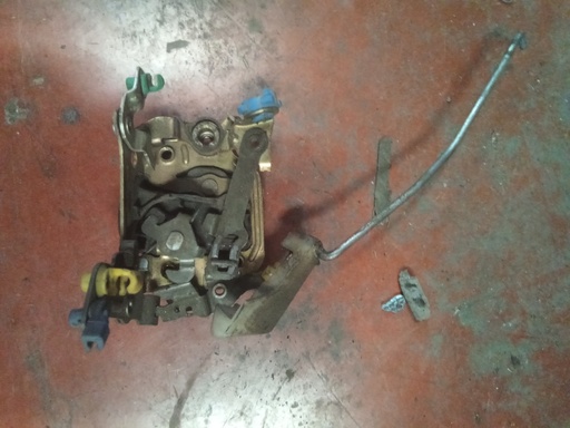 Cerradura delantera izquierda Nissan sunny '92