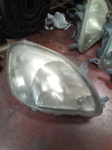 Faro derecho Toyota Yaris '05