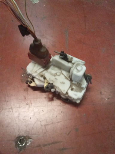 Cerradura delantera derecha 3p Peugeot 406 '01