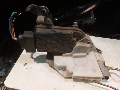 Cerradura delantera izquierda Suzuki Ignis '03