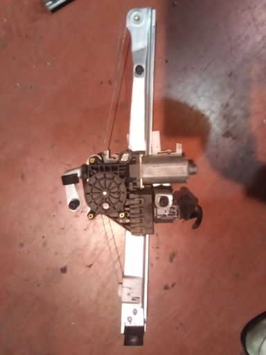 Elevalunas trasero derecho Ford Mondeo '03